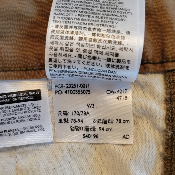 Levi's Men Cargo Shorts - Picture 6 of 6